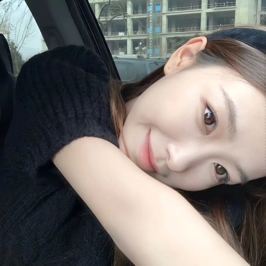 举杯畅饮的姐姐们